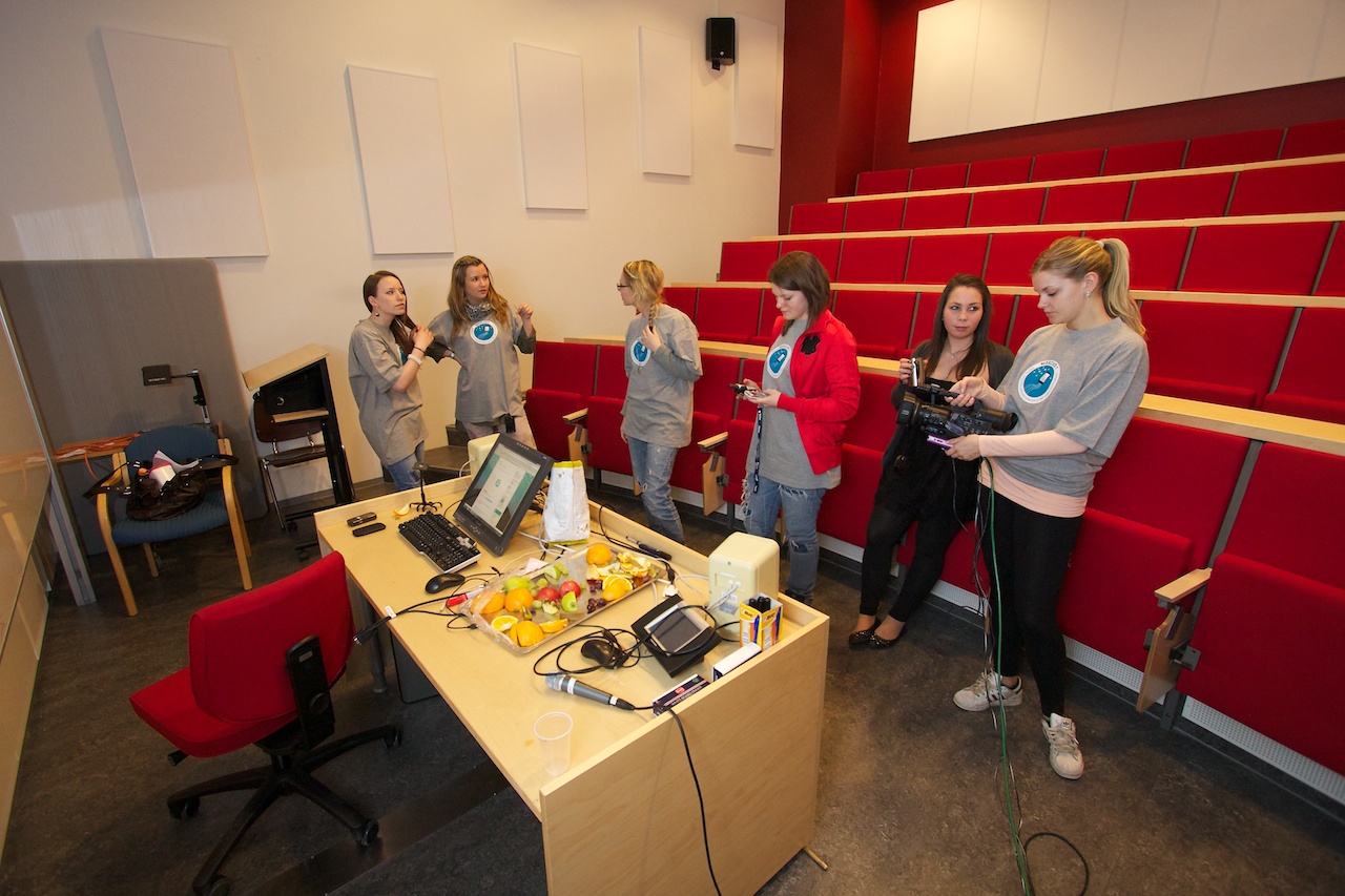 Par of the media production class group back at the college: Anja Myrseth, June Vespestad, Frida Kjellesvig, Ingeløw Elise Kopperud, Birgitte Aarebrodt and Susanne Lie.